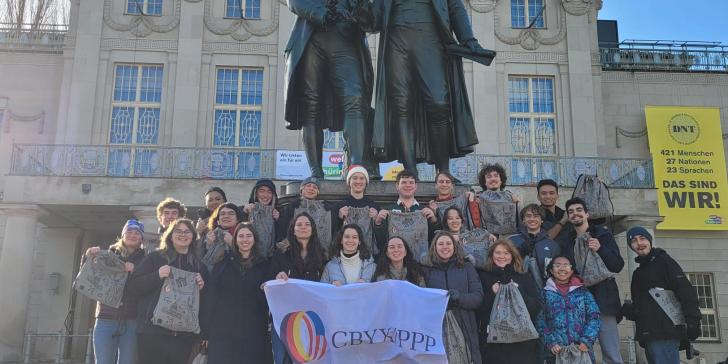 CBYX group in Weimar with their Parlimentarisches Patenschafts-Programm bags